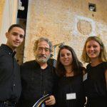 Diego, Helena y Alba, la parte más joven de la organización, felicitan a Jordi Savall