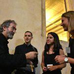 Diego, Helena y Alba, la parte más joven de la organización, felicitan a Jordi Savall (2)